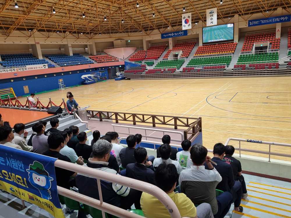 ▲지난 20일 전국 전지훈련팀 감독과 종목단체 관계자를 대상으로 진남스포츠센터 경기장과 체육시설을 둘러보는 팸투어를 진행했다. ⓒ여수시