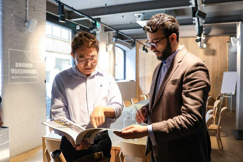 ▲노관규 순천시장이 지난 20일 국립사회적처방아카데미(NASP)에서 NASP 관계자와 사회적 처방에 대해 이야기하고 있다. ⓒ순천시