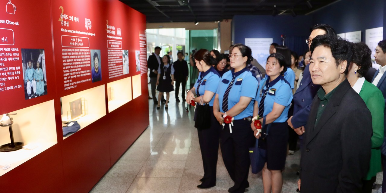 ▲ 김대중 전라남도교육감을 비롯한 관계자들이 전시를 둘러보고 있다.  ⓒ전남교육청