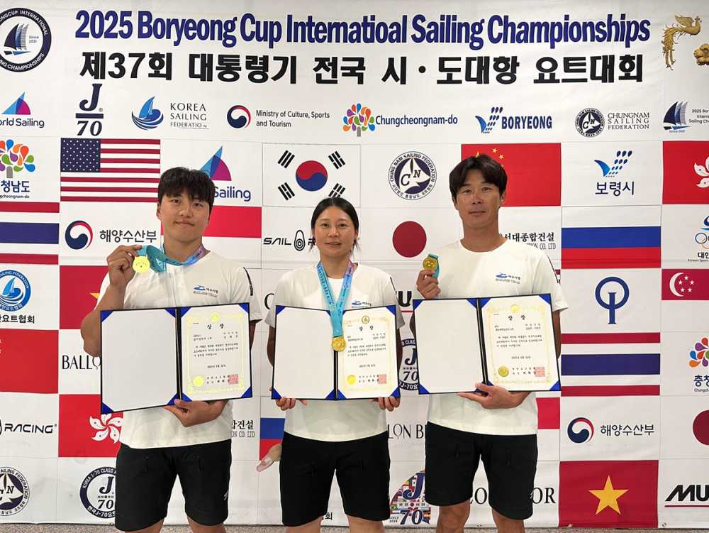 ▲제37회 대통령기 전국시도대항요트대회’에서 금메달을 획득한 여수시청 요트팀 선수들(왼쪽부터 강형중, 이경진, 김창주 선수) ⓒ여수시 