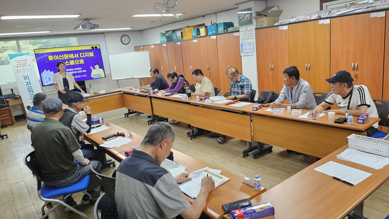 ▲ ‘문수愛소리' 주민기자단이 스마트폰 활용교육을 받고 있는 모습 ⓒ문수종합사회복지관 