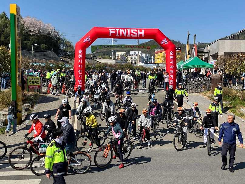 ▲ 지난 4월 '2025년 순천시 자전거의 날' 행사에 500여명의 시민이 참여해 동천변 라이딩을 진행했다 ⓒ순천시