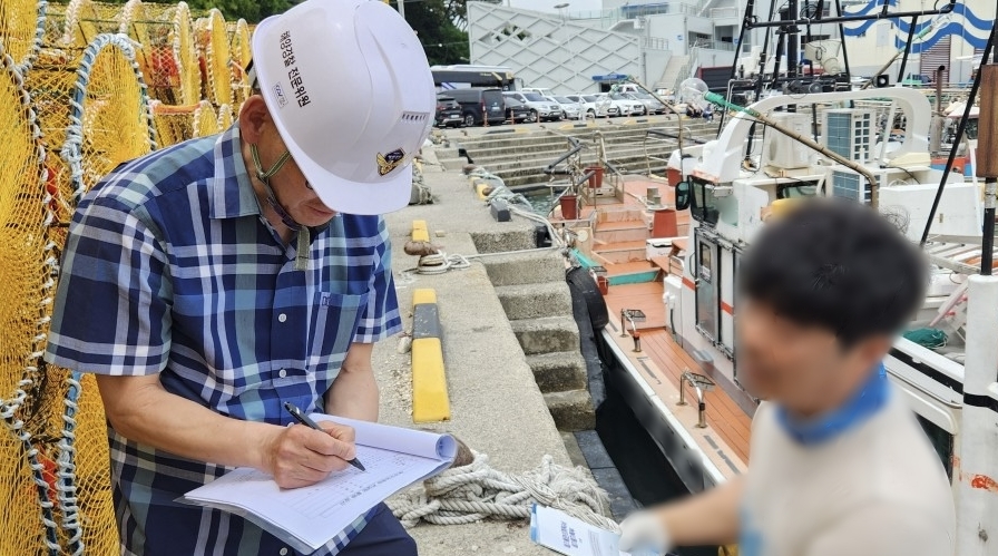 ▲영세선박 해양오염 예방을 위한 현장 컨설팅 활동 중인 김수봉 전문위원 ⓒ여수해양경찰서