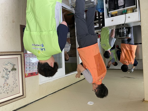 ▲ 봉사단들이 각자 위치에서 화재 경보기, 차단기,주방등을 교체하고 있다.