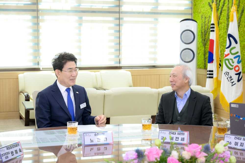 ▲지난 3월 노관규 순천시장이 시청 회의실에서 지역완결필수의료체계 구축을 위한 전문가 간담회를 하고 있다. ⓒ순천시