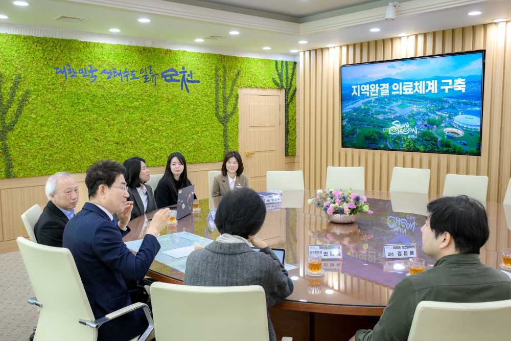 ▲지난 3월 노관규 순천시장이 시청 회의실에서 지역완결필수의료체계 구축을 위한 전문가 간담회를 하고 있다. ⓒ순천시