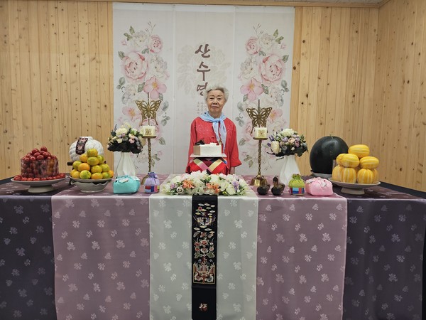 ▲  팔순 맞이하신 어르신 사진촬영