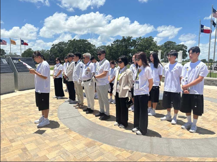 ▲전미주한인체육대회에 출전한 전남 학생선수단 및 관계자들이 6.25 참전 용사비를 참배하고 있다. ⓒ전라남도교육청