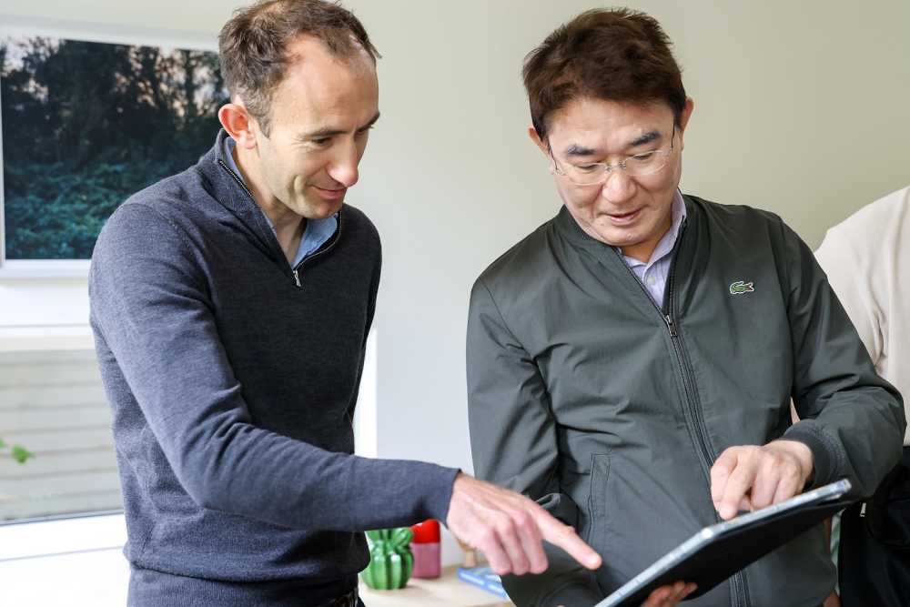 ▲ 지난 23일 노관규 순천시장이 영국 매기스센터에서 '자연에 스며드는 건축'이 주는 정서적 치유에 대해 논의하고 있다. ⓒ순천시