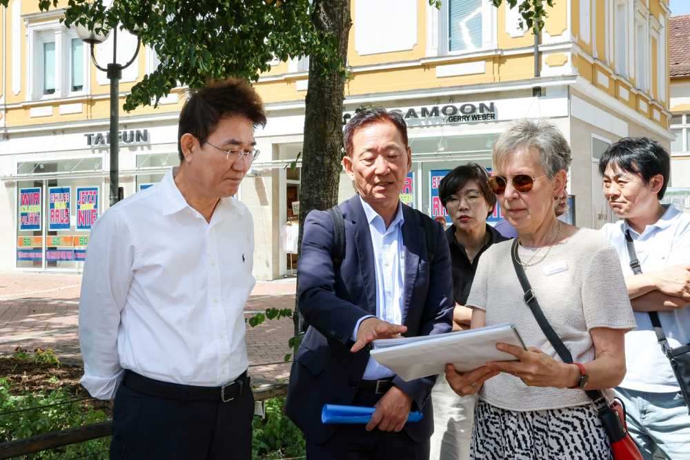 ▲ 지난 24일 노관규 순천시장이 독일의 치유도시 바트 뵈리스호펜을 방문해 생활 속 치유 인프라에 대한 설명을 듣고 있다. ⓒ순천시