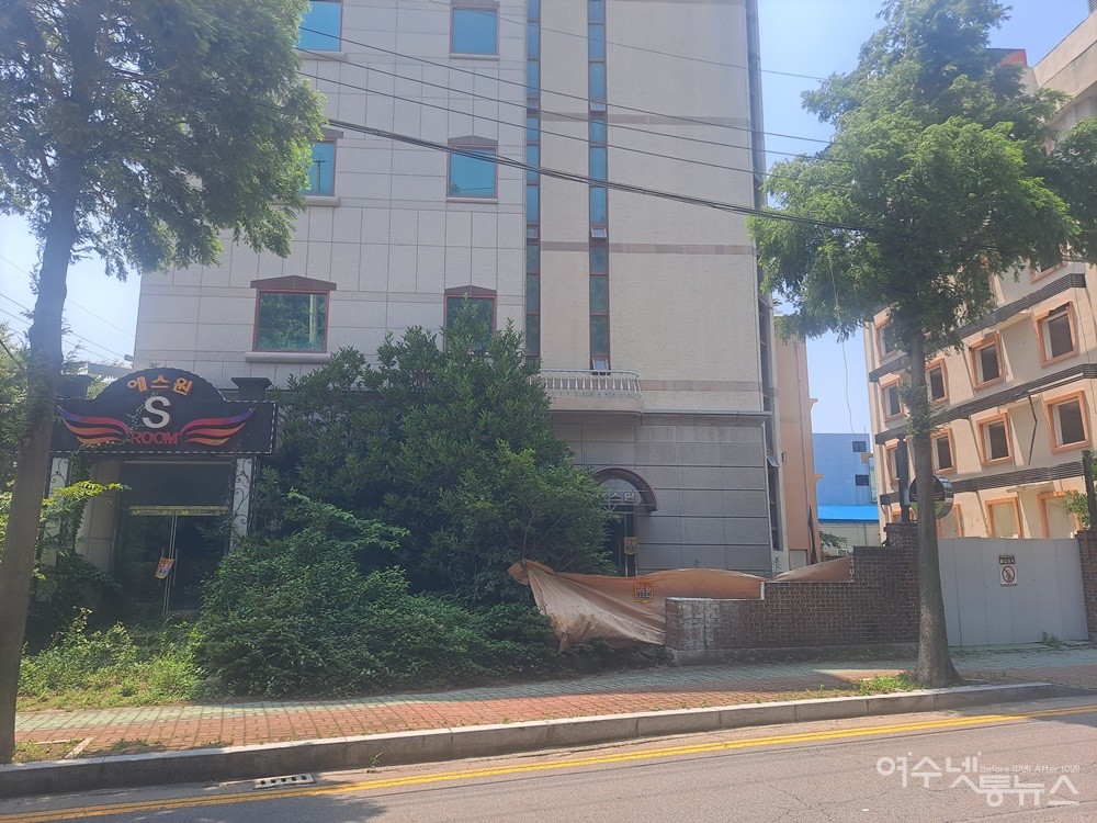 ▲ 여수 학동 용기공원 근처에 있는 폐숙박시설이 장기간 방치되고 있어 도시미관을 해치고 있다. ⓒ조찬현