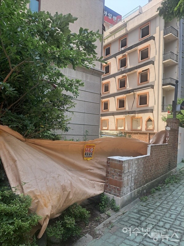 ▲ 여수 학동 용기공원 근처에 있는 폐숙박시설이 장기간 방치되고 있어 도시미관을 해치고 인근 상권에 악영향을 미치고 있다는 지적이다. ⓒ조찬현