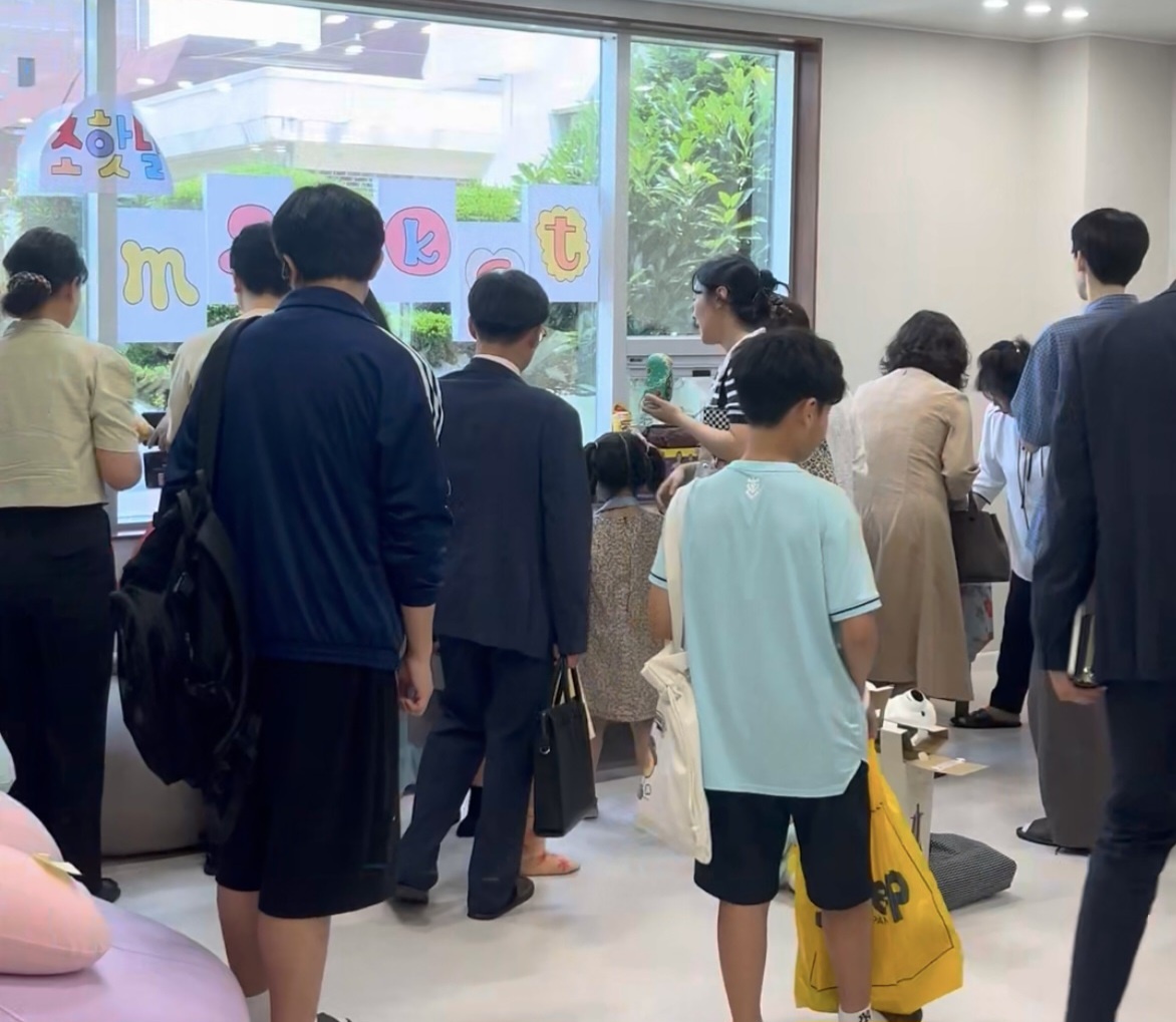 ▲ 바자회에서 물건을 구입하는 장면교인과 지역주민 등 200여명이 참여하여 성황리에 마감한 바자회 ⓒ 정영우