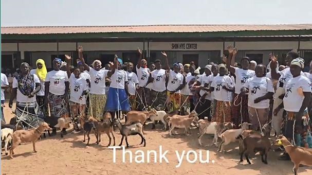 ▲감사해 하는 가나 보코지역민진남제일교회에서 기증한 염소를 앞에두고 기뻐하는 가나 보코지역 사람들(동영상을 캡쳐함) ⓒ 한국기아대책본부