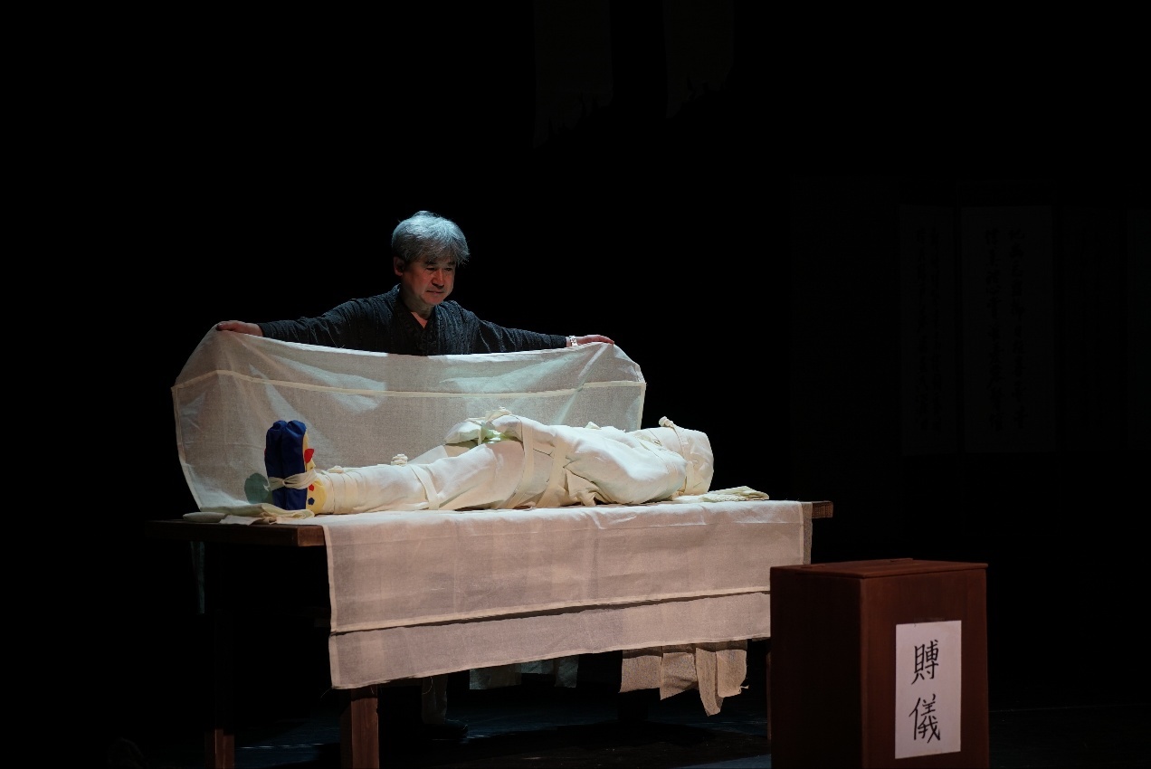 ▲ 염하는 유씨염하는 장면이 실제 같아 엄숙해 진다 ⓒ 극단 이랑