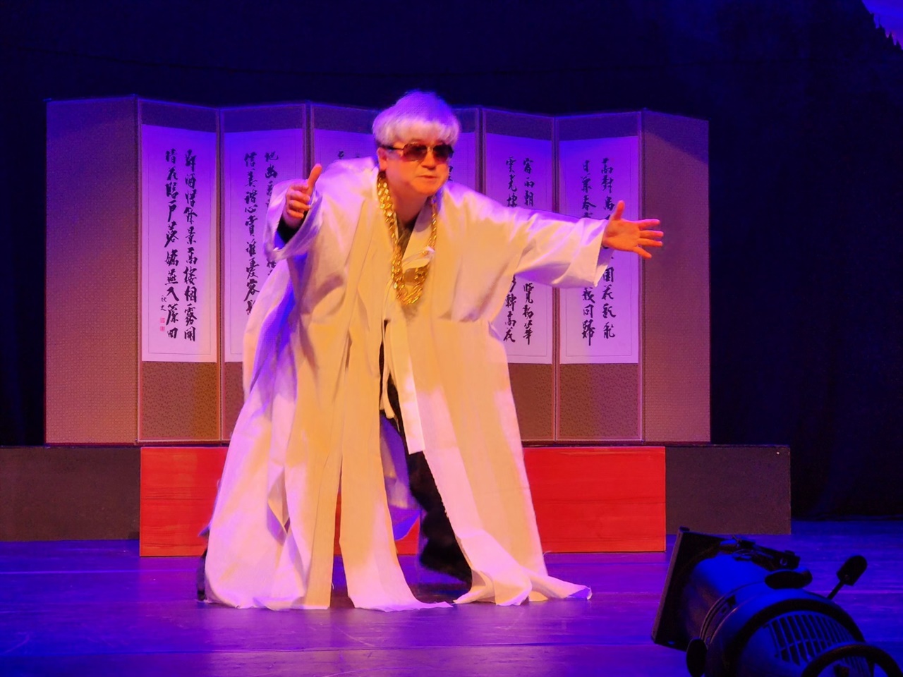 ▲ 1인 다역 하는 유씨다양한 죽음을 해학적으로 연기하는 김두혁 배우 ⓒ 극단 이랑