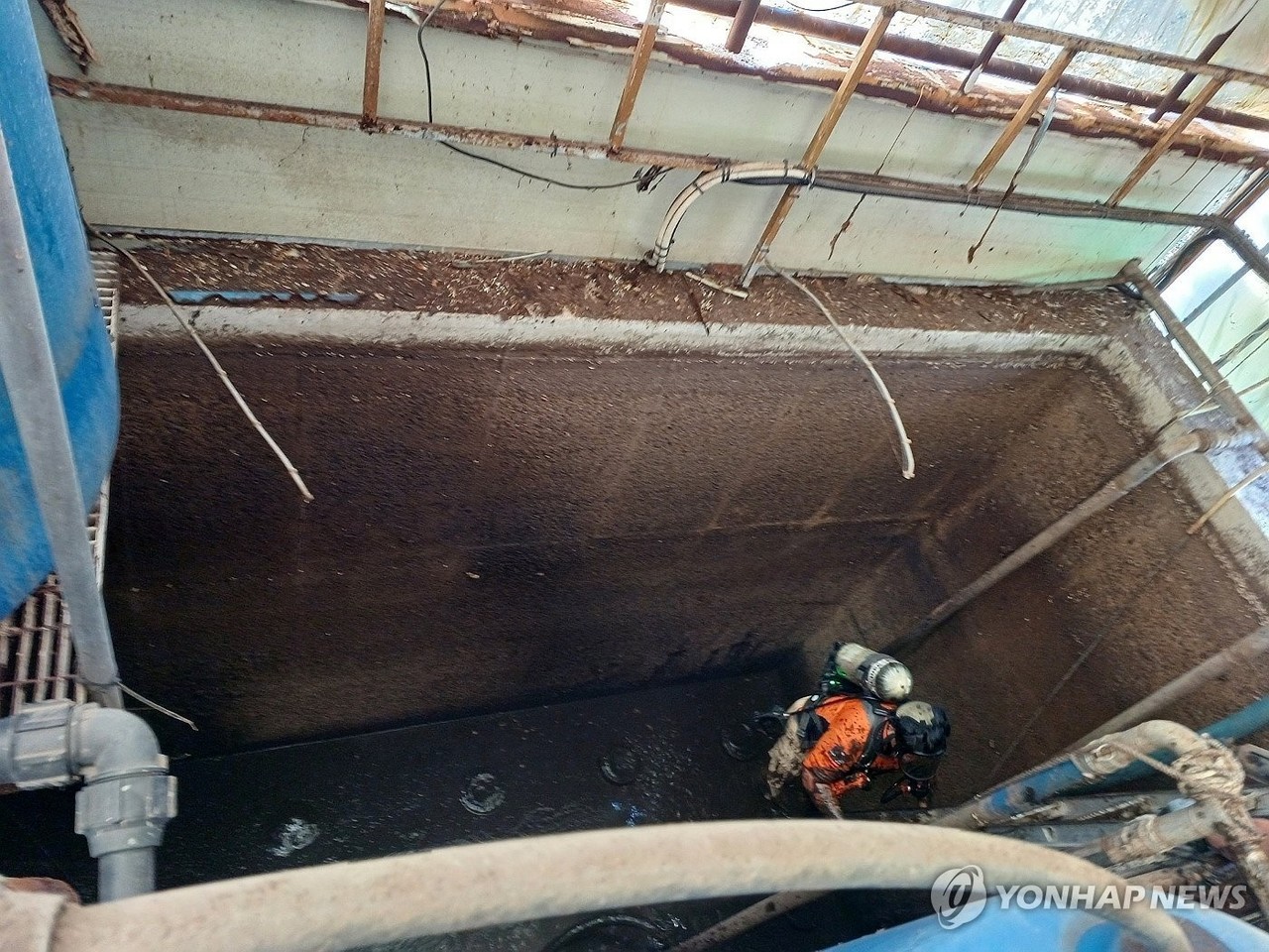 ▲ 여수산단 정화조 작업자 2명 질식사(여수=연합뉴스) 27일 오전 1시 26분께 전남 여수시 만흥동 한 가공업체 정화조에서 청소 작업자 2명이 질식해 숨졌다. 사진은 소방 당국이 작업자를 구조하는 모습. 2025.6.27 [전남 여수소방서 제공. 재판매 및 DB 금지] in@yna.co.kr