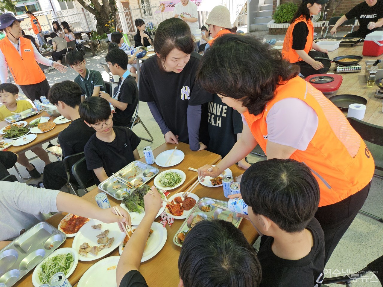 ▲ 아이꿈터 아이들과 함께하는 맛있는 삼겹살 파티에서 식사 챙기는 정신출 의원 ⓒ최은서