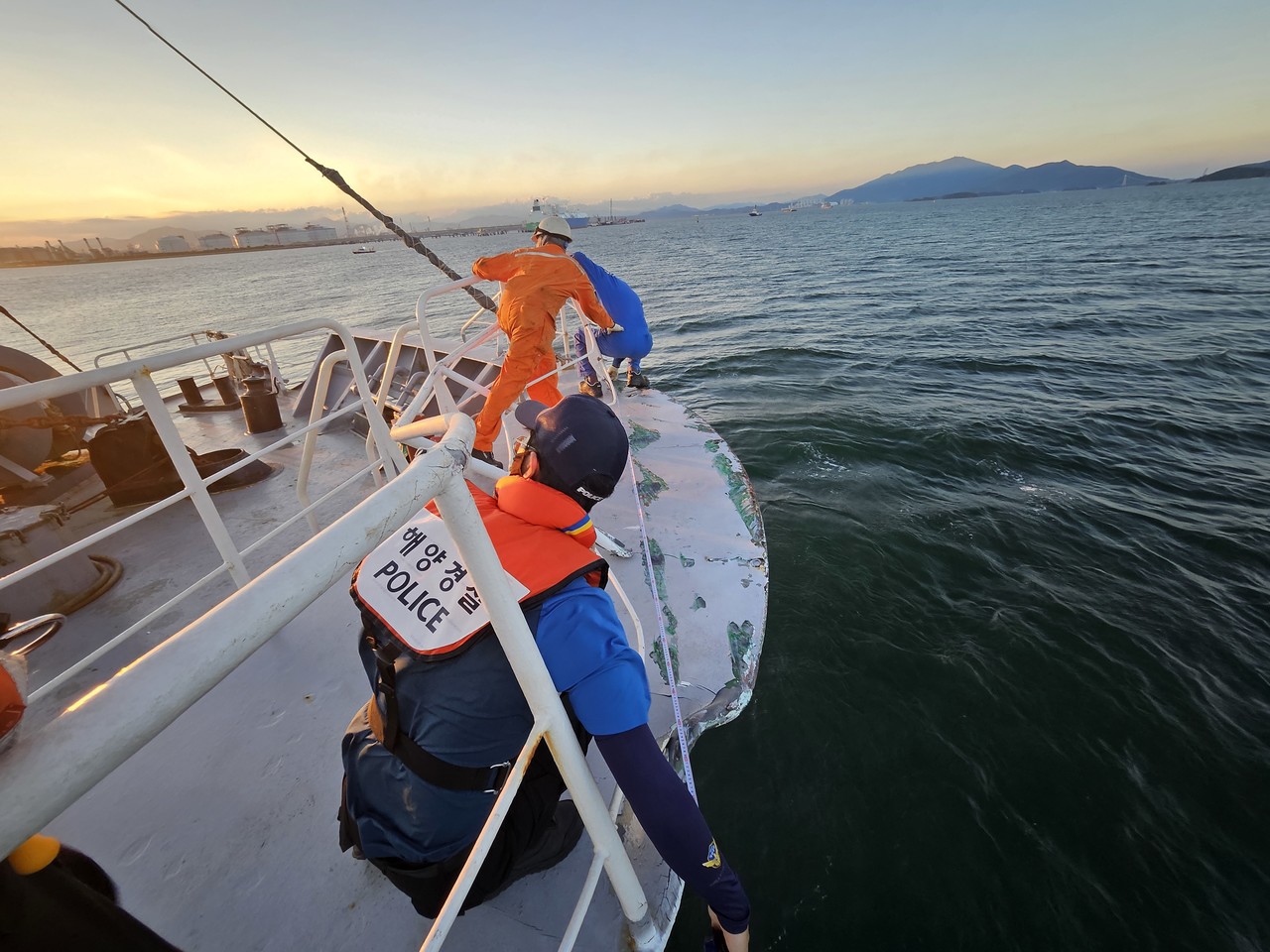 ▲ 여수해경이 사고선박에 탑승하여 사고경위 및 안전상태를 확인중이다. ⓒ여수해양경찰서