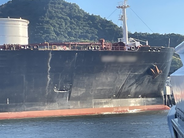 ▲ 여수해경이 사고현장에 도착하여 충돌부위를 확인하고 있다. ⓒ여수해양경찰서