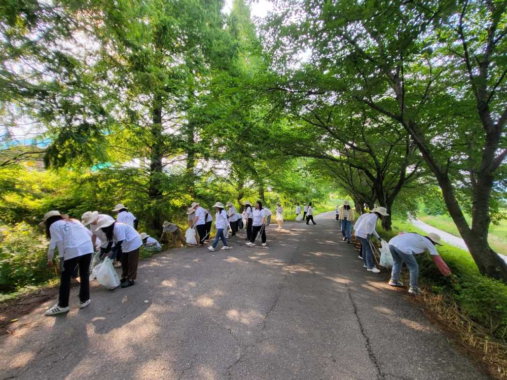 ▲지난 26 '다같이 쓰담 걷기'에 참여한 사회복지종사자들이 서면 서천변 일대에서 환경정화 활동을 하고 있다 ⓒ순천시