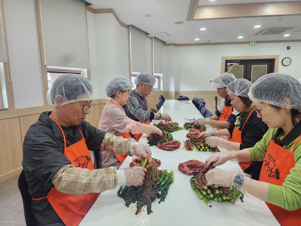 ▲돌산 갓고을마을 ‘갓김치 담그기 체험’ 활동 ⓒ여수시