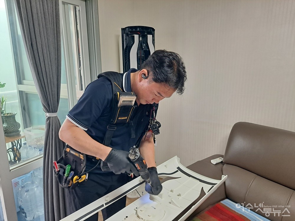 ▲쿨윙 서비스 정진명 대표가 에어컨 청소를 위해 에어컨을 분해하고 있다. ⓒ조찬현