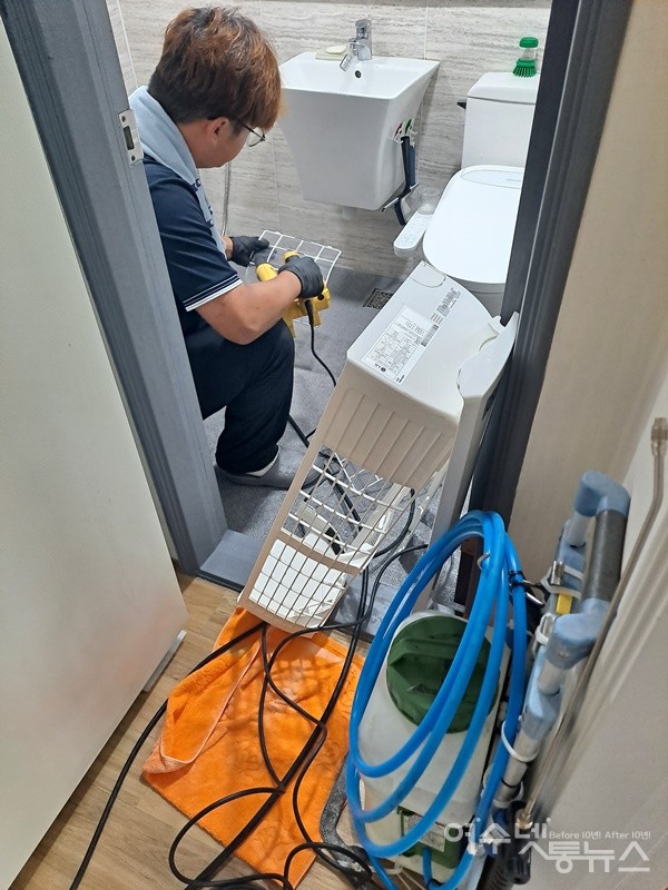 ▲분해한 에어컨은 화장실에서 깨끗이 세척 한다. ⓒ조찬현