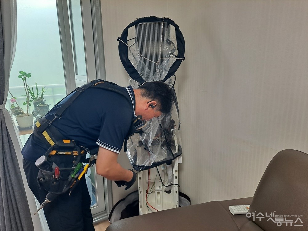 ▲ 에어컨을 분해 후 청소작업 준비 중이다. ⓒ조찬현