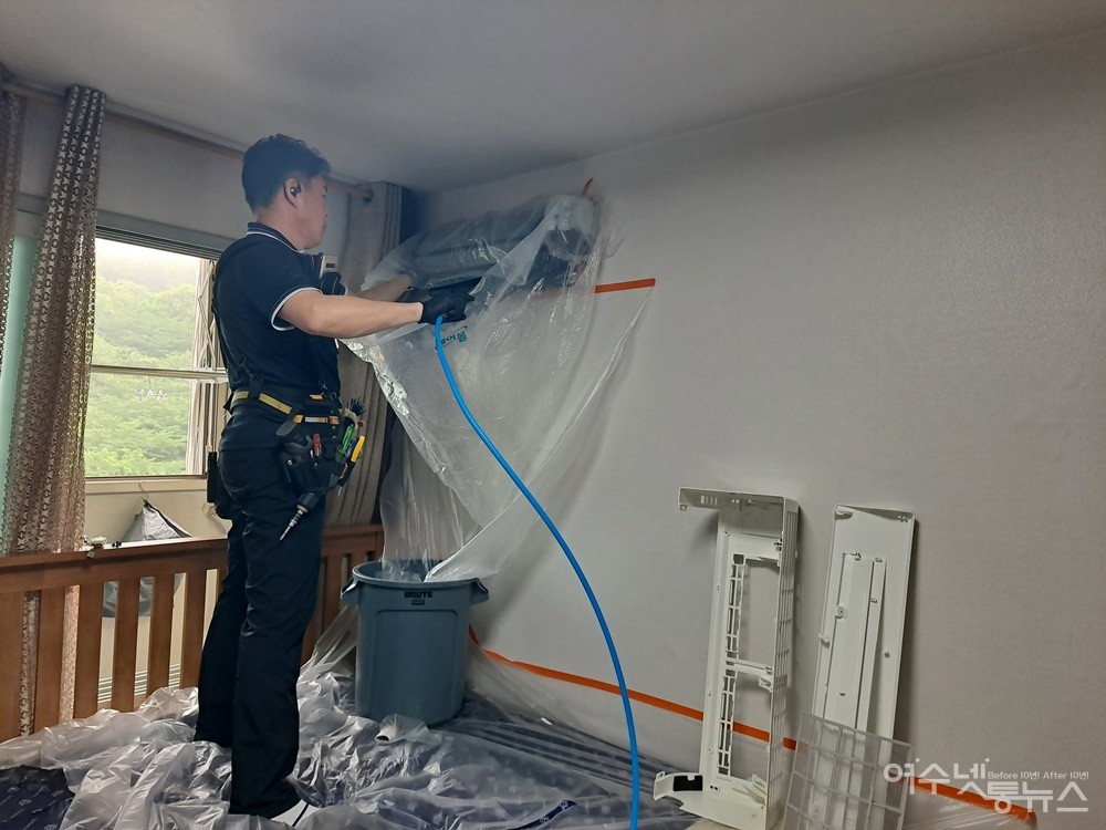 ▲안방 에어컨을 분해 후 청소하고 있다. ⓒ조찬현