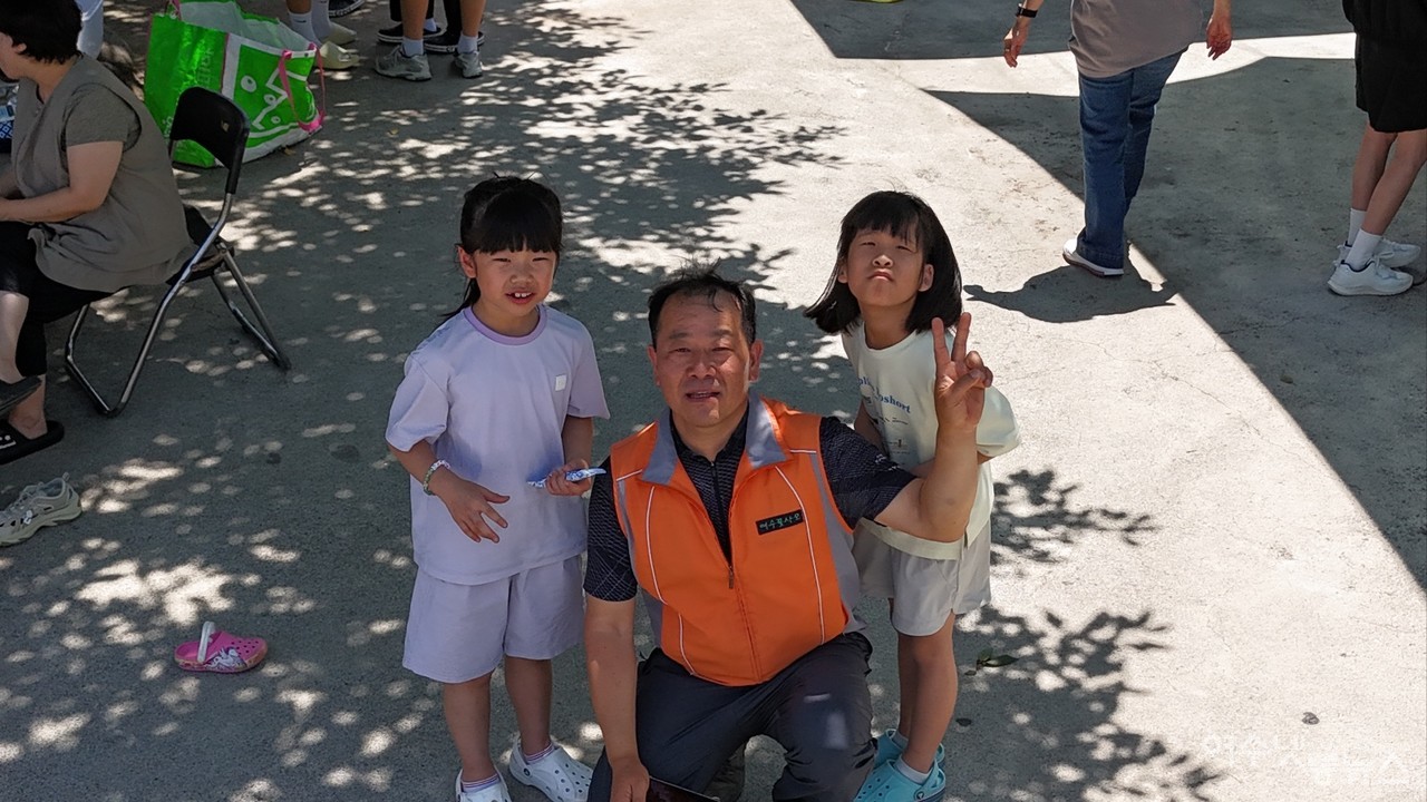 ▲아이꿈터 아이들에게 좋은 추억을 준비한 박근호 대장이 아이들과 한컷 ⓒ최은서