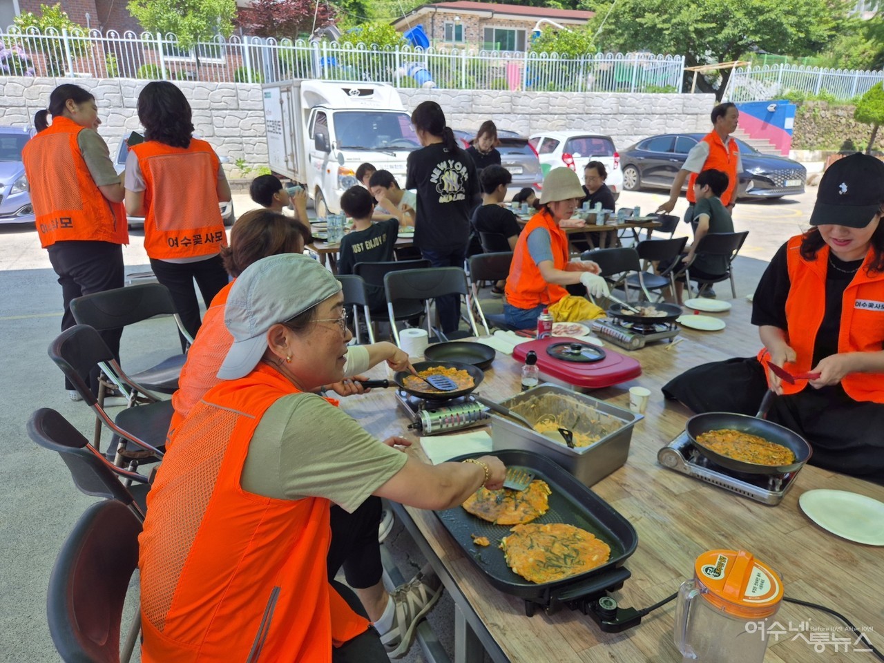 ▲여수꽃사모 최미경 회원이 부침개를 붙이고 있다 ⓒ최은서
