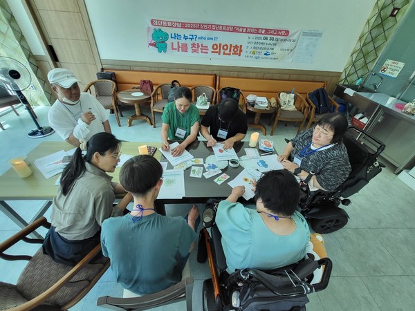 ▲2025년 상반기 집단동료상담 중증장애인 참여자 5명 ⓒ라르쉬장애인자립생활센터