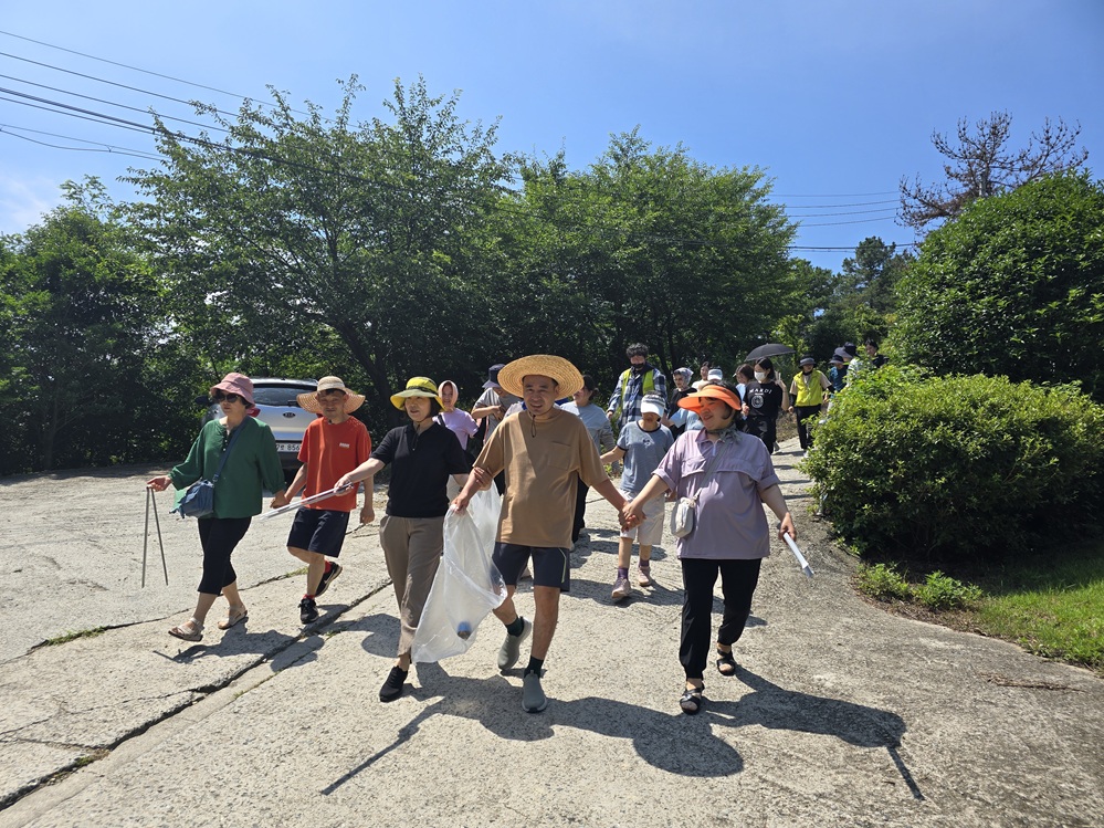 ▲ '렛츠고 에봉이' 봉사단원들과 함께 플로깅에 참여한 '고마운 물' 회원들 ⓒ 한영대학교