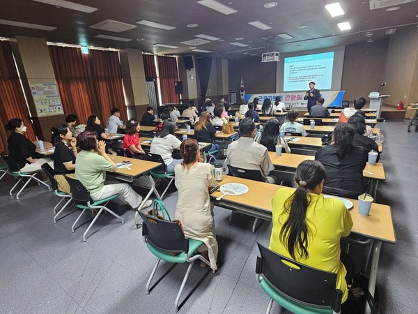 장애인 근로자의 원활한 직장생활 지원을 위해 노력하는 근로지원인을 대상으로 간담회와 교육이 진행됐다. ⓒ여수시장애인종합복지관