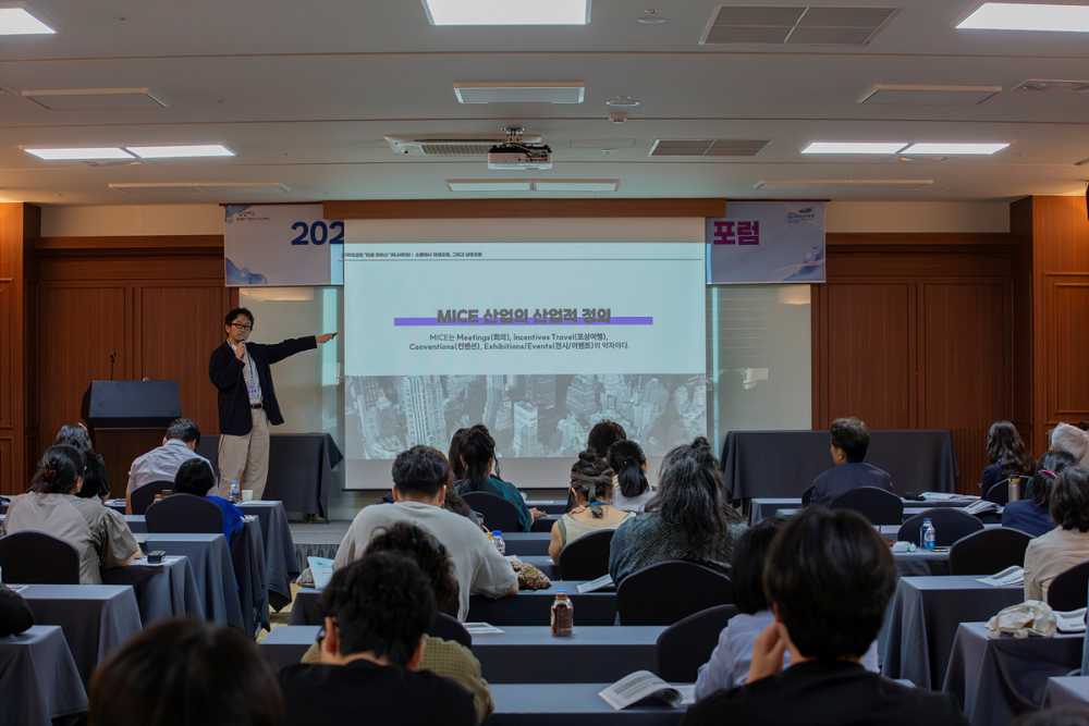 ▲‘2025 남해안권 해양 관광·마이스(MICE) 도시 포럼’에 전문가, 대학생 등 300여 명이 참석해 여수의 해양과 관광, 마이스(MICE)가 융복합된 도시의 미래를 모색했다. ⓒ여수시