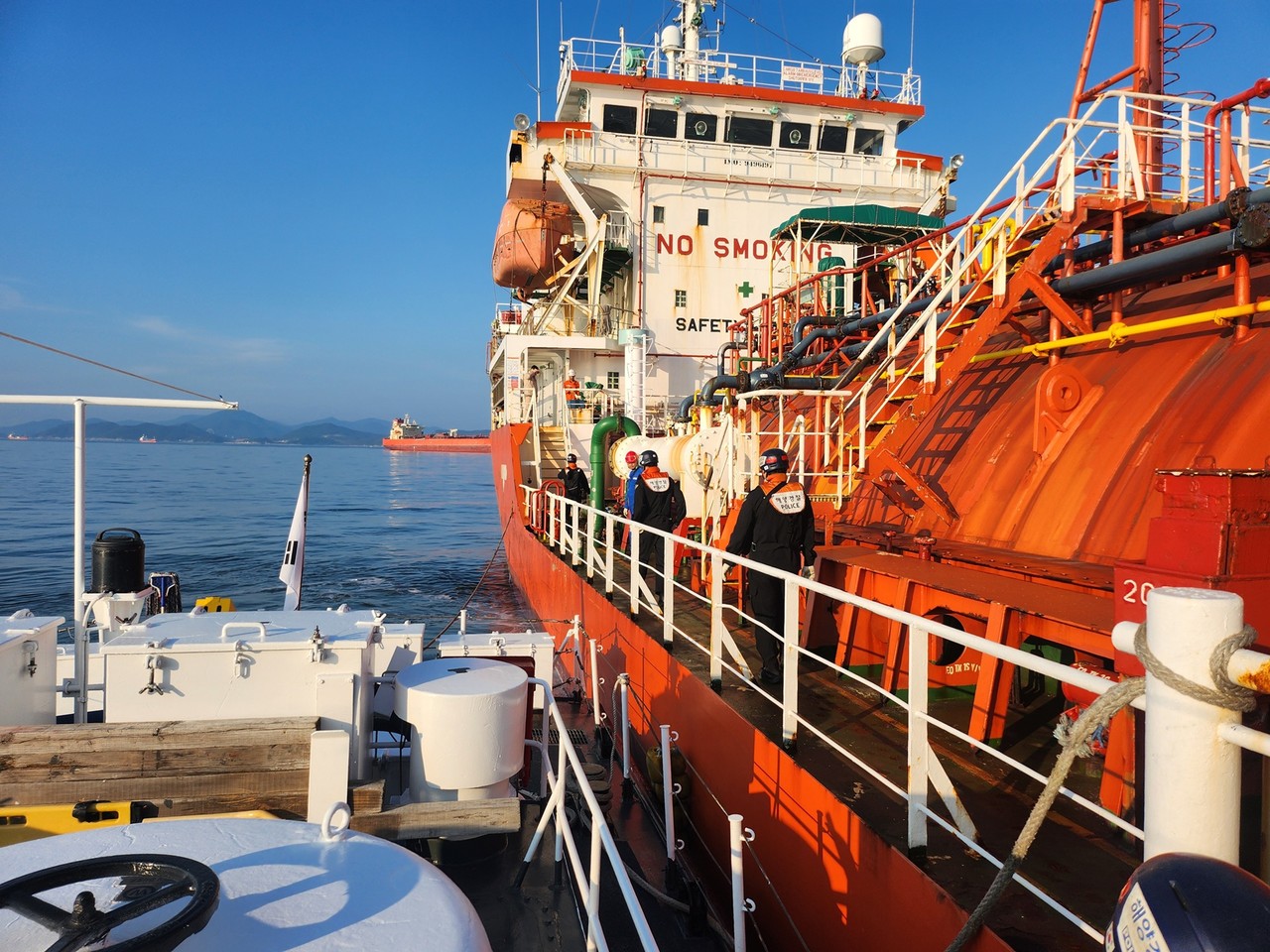 ▲ 여수해경이 사고선박에 승선하여 해양오염여부를 확인중에 있다. ⓒ여수해양경찰서