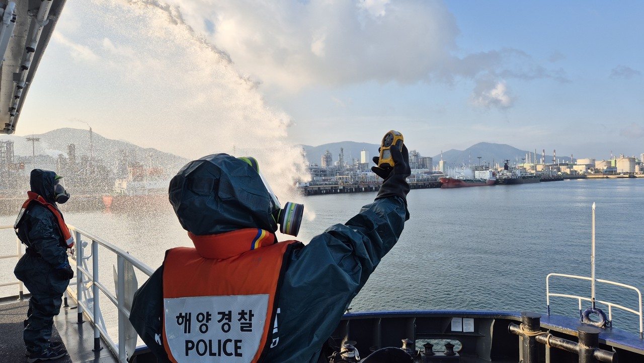 ▲ 여수해경이 여수광양항 중흥부두 앞 해상에서 염산 유출 여부를 확인중에 있다. ⓒ여수해양경찰서