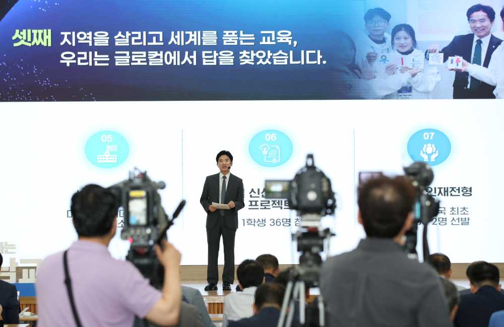 ▲김대중 전남교육감이 3일 오전 청사 2층 대회의실에서 주민직선 4기 교육정책 추진 방향을 발표하고 있다. ⓒ전라남도교육청