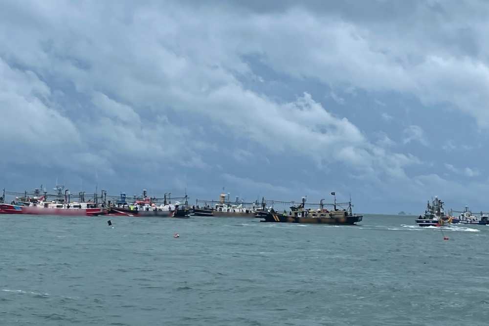 ▲낭도 인근해상에서 선박들이 밀집조업중인 모습 ⓒ여수해양경찰서