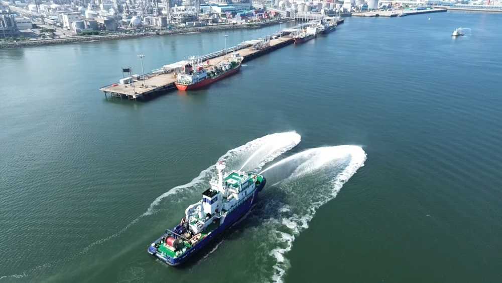 ▲ 여수해경 방제함정이 해양오염(염산) 방제 작업중이다.  ⓒ여수해양경찰서