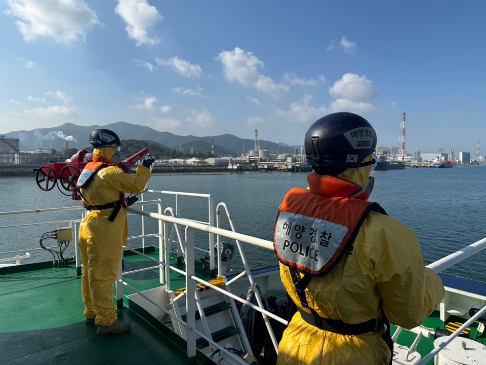▲ 여수해경 가스탐지기를 이용하여 주변 안전상태를 확인중이다. ⓒ여수해양경찰서