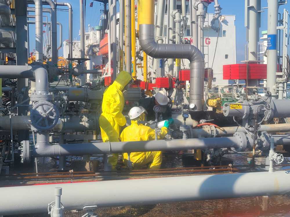 ▲ 파손된 배관을 응급 봉쇄 작업중이다. ⓒ여수해양경찰서