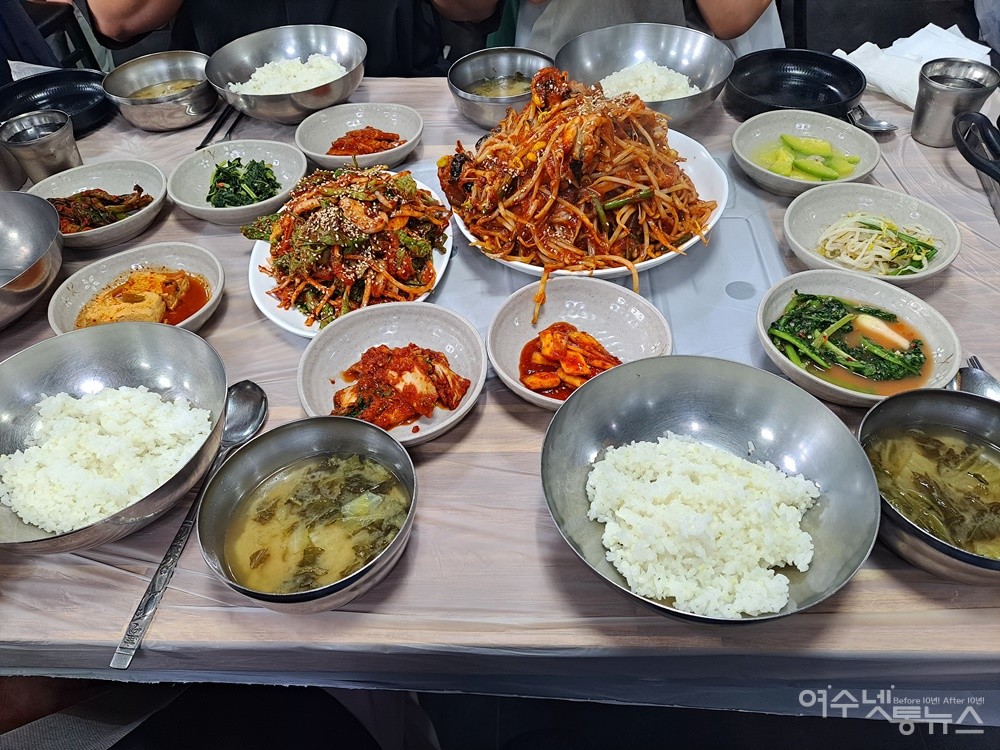 ▲ 서대회와 아구찜이 있는 기본 상차림이다. ⓒ조찬현