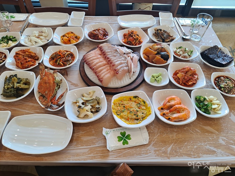 ▲ 웅천 빠꾸떼식당의 5만원 선어회 상차림이다. ⓒ조찬현