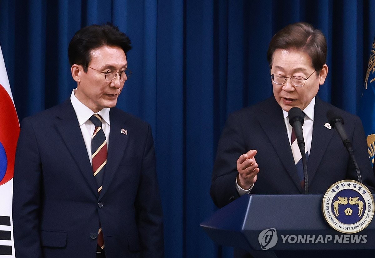 ▲ 이재명 대통령, 김민석 국무총리 후보자 소개(서울=연합뉴스) 홍해인 기자 = 이재명 대통령이 4일 서울 용산 대통령실 청사에서 열린 새 정부 첫 인사 발표에서 김민석 국무총리 후보자를 소개하고 있다. 2025.6.4 hihong@yna.co.kr