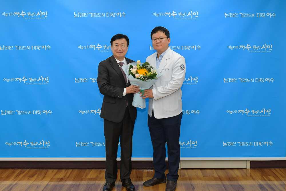 ▲지난 2일 산업보건의로 박정훈 여수전남병원 직업환경의학과 전문의를 위촉했다. ⓒ여수시