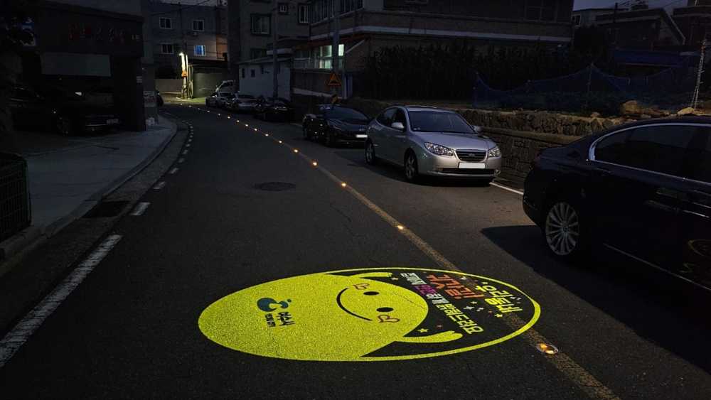 ▲문수동에 설치된 솔라표지병과 로고젝터 ⓒ여수시