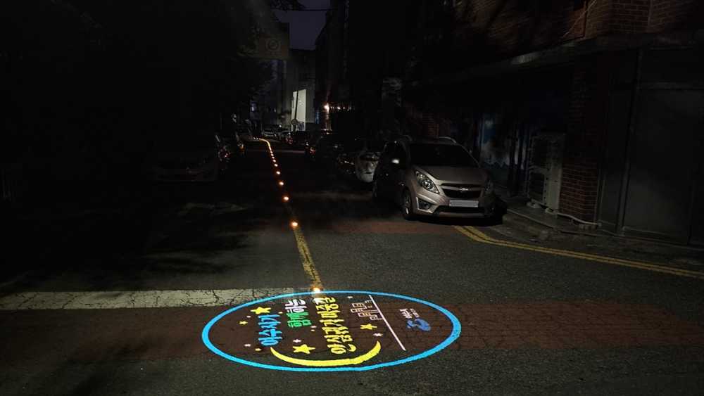 ▲화장동에 설치된 솔라표지병과 로고젝터 ⓒ여수시