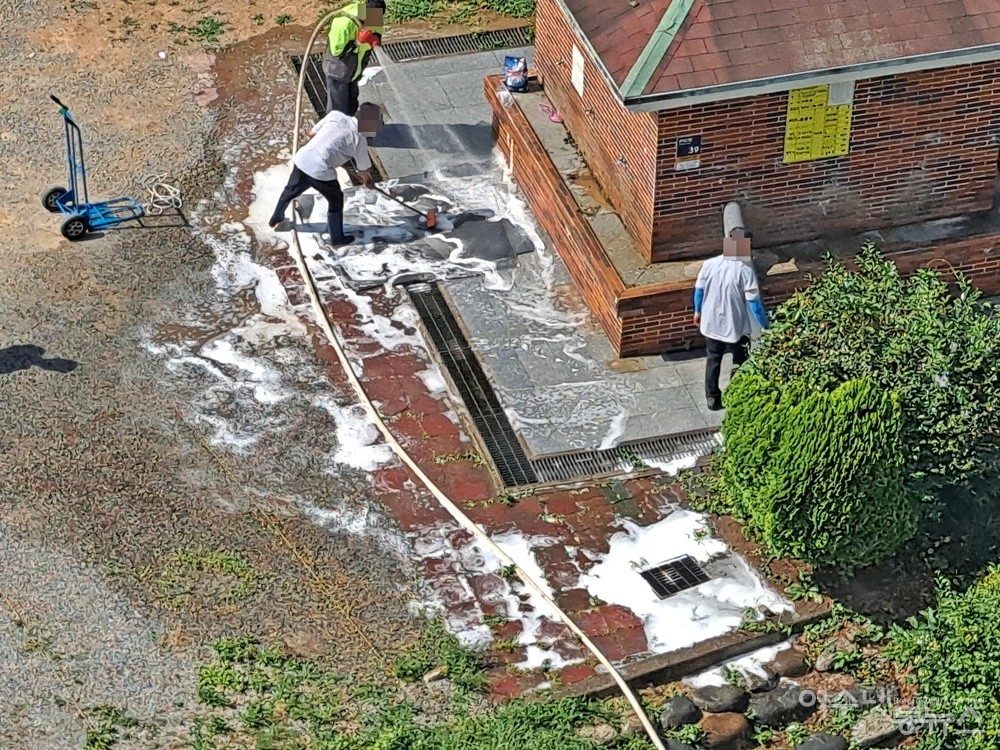 ▲ 엘리베이터 보양재를 세제로 세척하고 있다. ⓒ조찬현